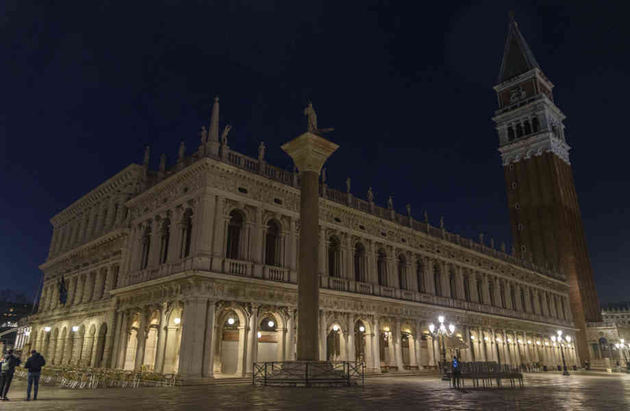 Italia - Venecia 343 - plazeta de San Marcos - Libreria Marciana y campanario de San Marcos.jpg